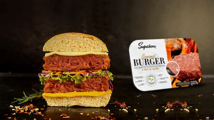 Superbom lança hambúrguer vegano com aspecto de carne