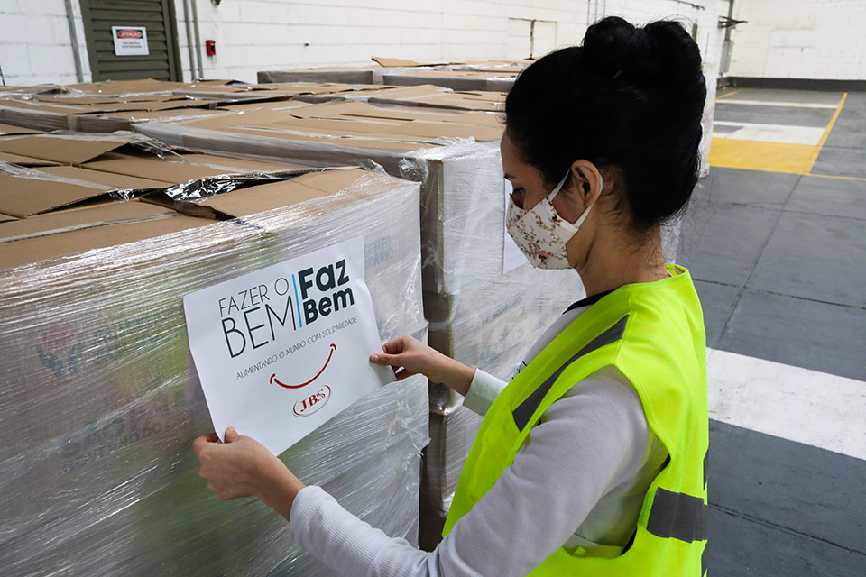 A JBS doa 27 mil cestas de alimentos ao governo de são paulo