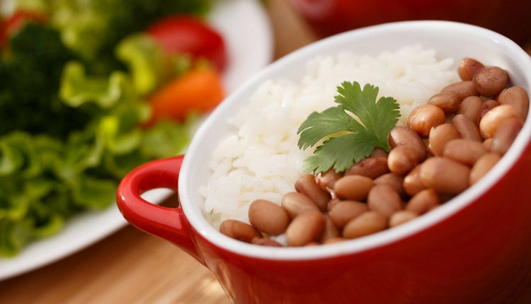 Em dez anos, brasileiro reduz consumo de arroz e feijão e aumenta o de adoçante e açaí, aponta IBGE