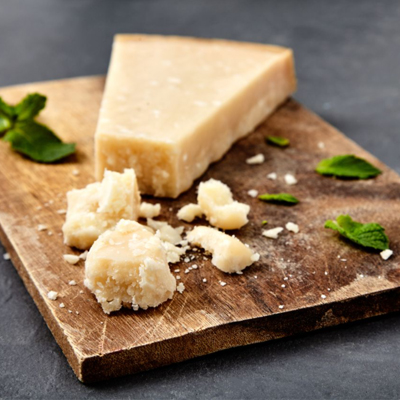 Estudo do queijo Parmigiano Reggiano mostra que reduzir o sal não afeta o sabor