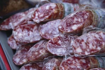 Problemas de coloração em produtos cárneos embutidos