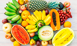 Frutas inteiras, secas, congeladas ou em sucos: existe diferença de nutrientes?