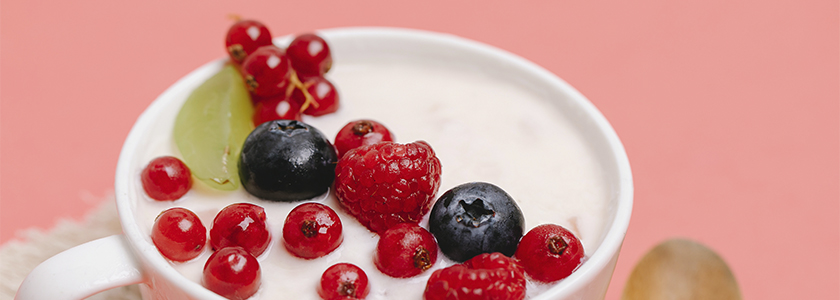 Lactase cultivada no leite cria iogurte naturalmente doce