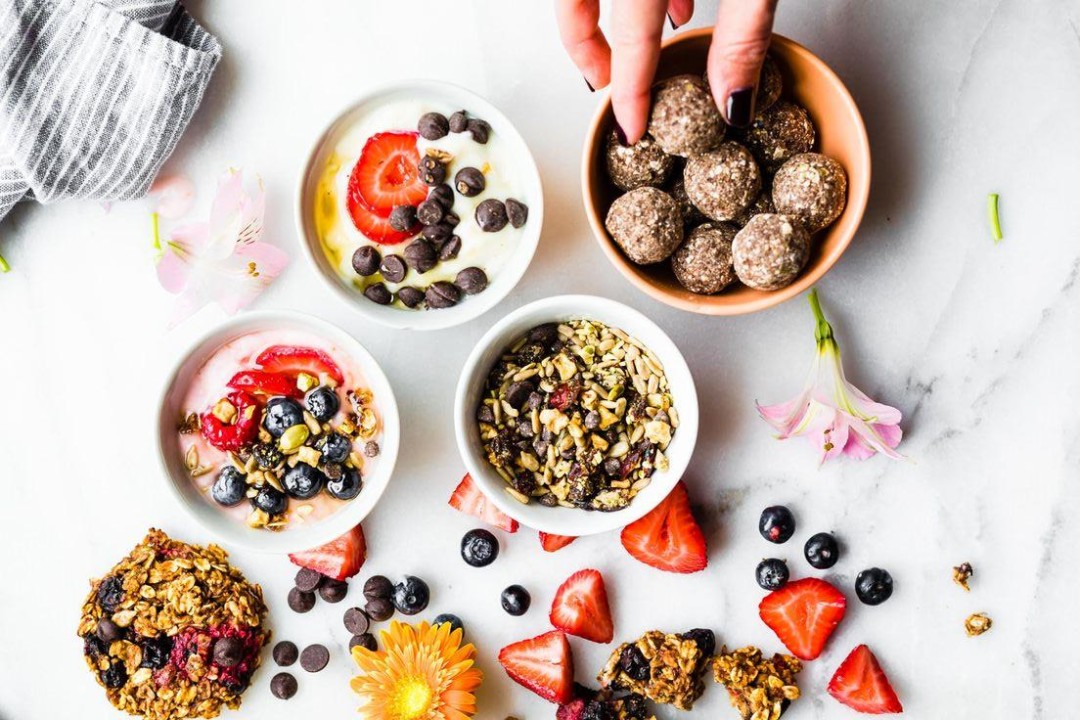 Alimentos e bebidas indulgentes, porém com foco saudável