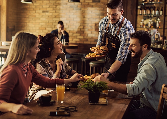 Setor de bares e restaurantes registra aumento de empregos formais em agosto