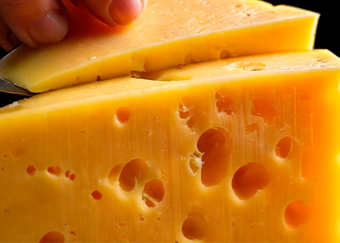 DSM-Firmenich lança MaxirenEvo para melhorar textura, sabor e eficiência na produção de queijos