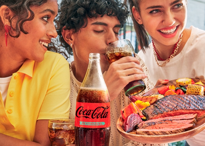 Coca-Cola anuncia nova campanha no Brasil com as icônicas GARRAFAS RETORNÁVEIS