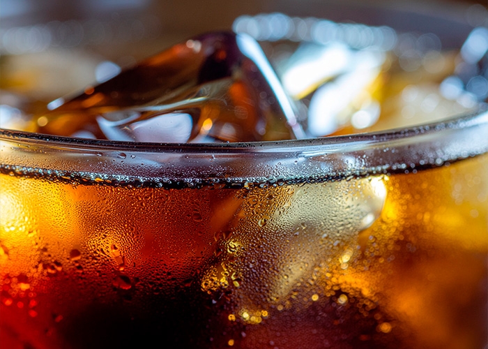 Vendas online de BEBIDAS cai pela metade devido à crise do metanol