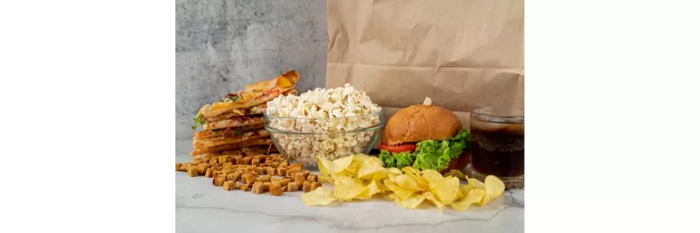 Ultraprocessados elevam insulina mesmo com nutrientes equivalentes, segundo estudo