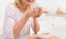 Permeado de whey rico em cálcio melhora a saúde dos ossos em mulheres na pós-menopausa, revela estudo